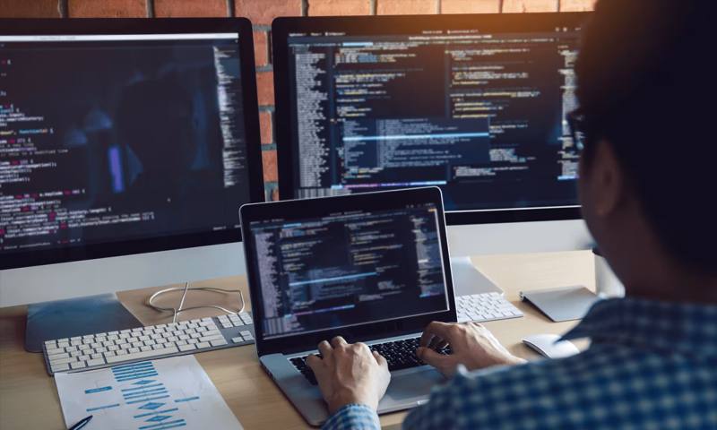 数据科学选型：R与Python如何赋能东方市网站建设？
